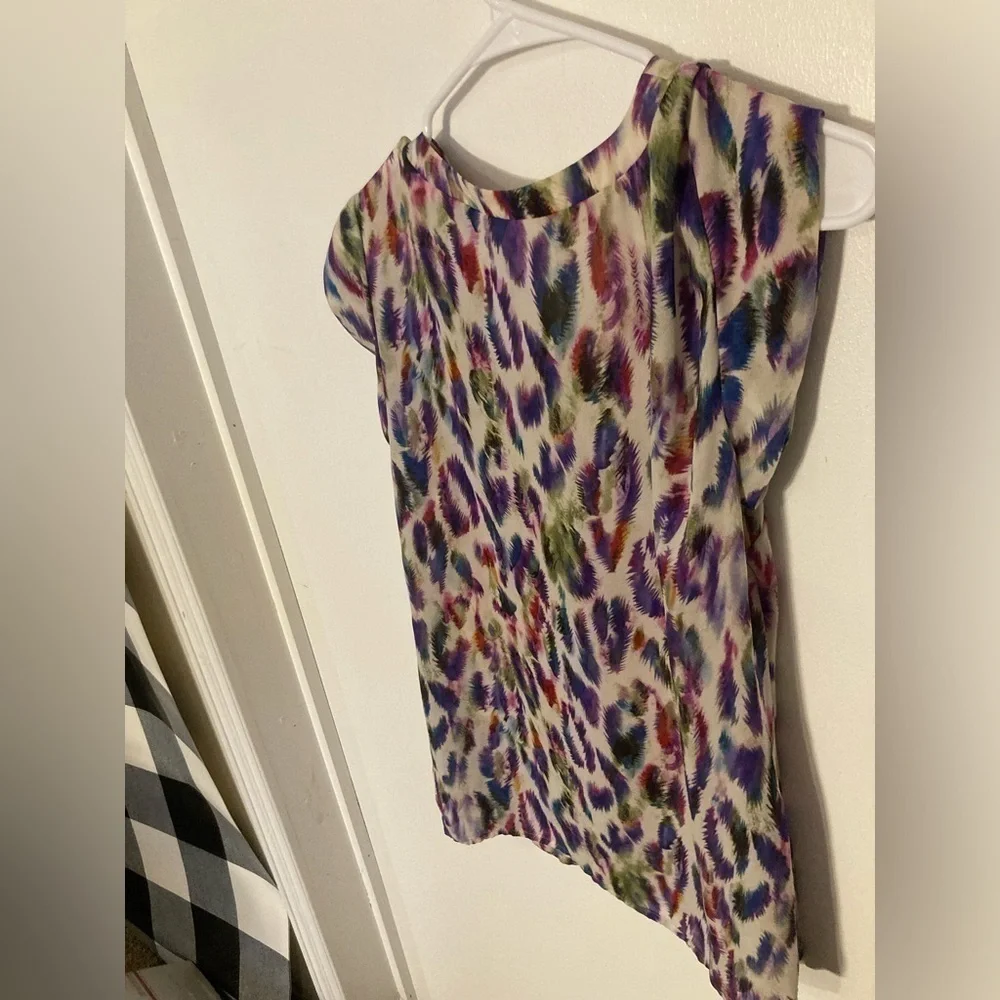 Cabi animal print short sleeve blouse in size small. Adorable shirt
